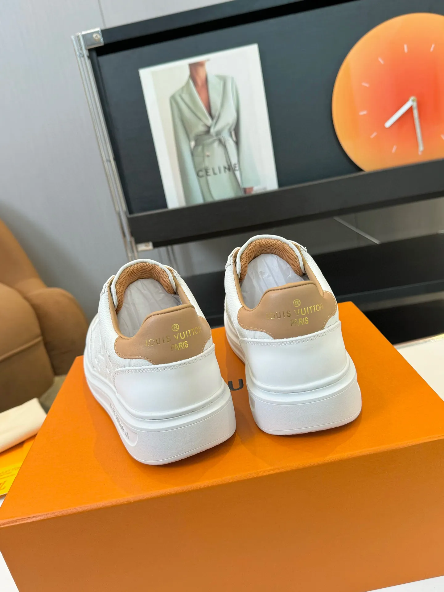 Men's Men's Shoes 💰620💰 LV [Beverly Hills Sports Shoes Series] This Beverly Hills sports shoes are made of grained cow leather with Damier pattern, echoing the current season's leather goods series. The thick rubber outsole is lightweight, and an embossed Louis Vuitton logo adds a branding touch. Padded insole and technical fabric lining enhance comfort.  Detailed Features ♛ Silk cowhide ➕ Tumbled cowhide ♛ Ultra-light rubber outsole ♛ Louis Vuitton logo on tongue and outsole ♛ Size: 38-46